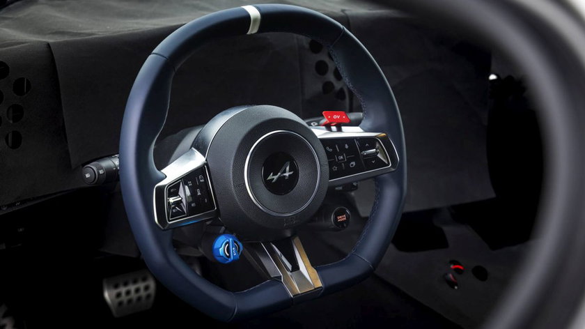 Essais Alpine A390 sur piste mouillée à Ladoux (France)2