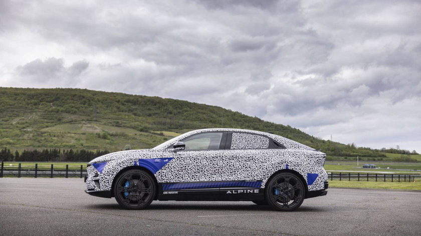 Essais Alpine A390 sur piste mouillée à Ladoux (France)