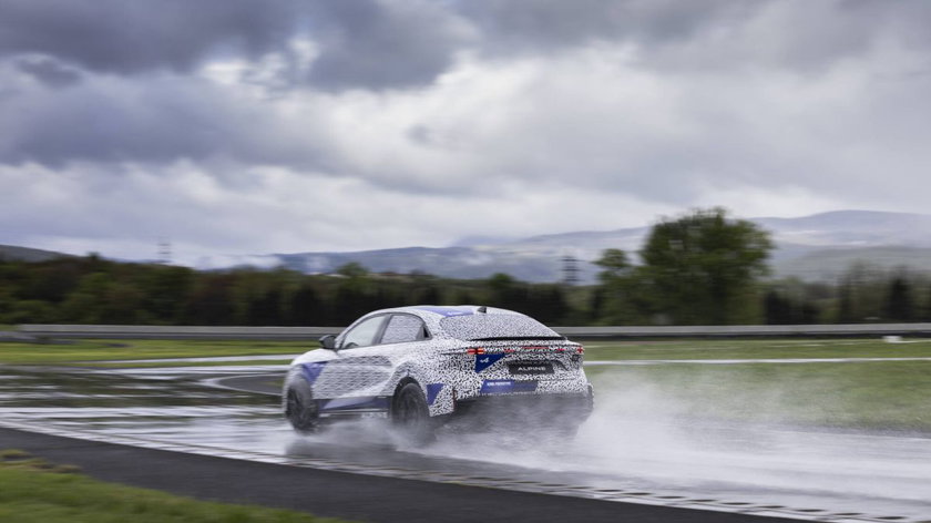 Essais Alpine A390 sur piste mouillée à Ladoux (France)3