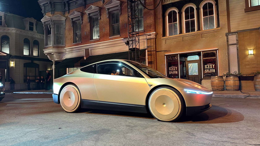 tesla-cybercab-1-1-scaled