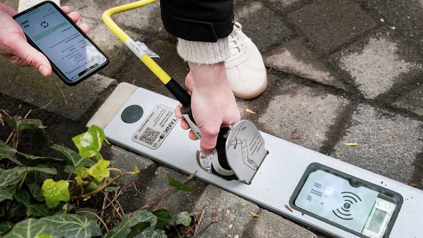 663e7037deef6e330b09015f_MOTION Magazine Rheinmetall Curbside Charging Plug