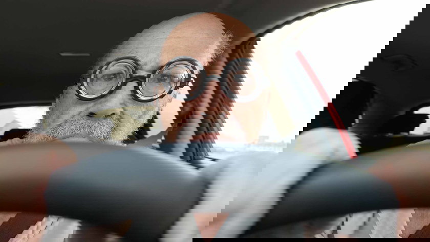 portrait-d-un-homme-age-conduisant-une-voiture