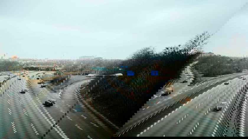 vue-a-haut-angle-des-vehicules-sur-les-autoroutes-vue-depuis-le-pont-contre-le-ciel