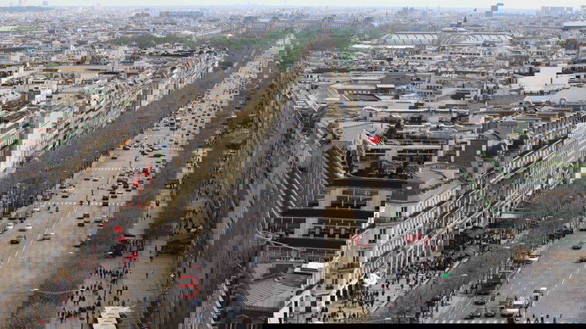 vue-d-angle-eleve-de-la-route-au-milieu-des-batiments-de-la-ville