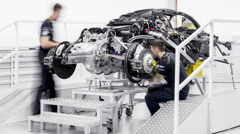 First_Aston_Martin_Valkyrie_customer_car_complete(1)