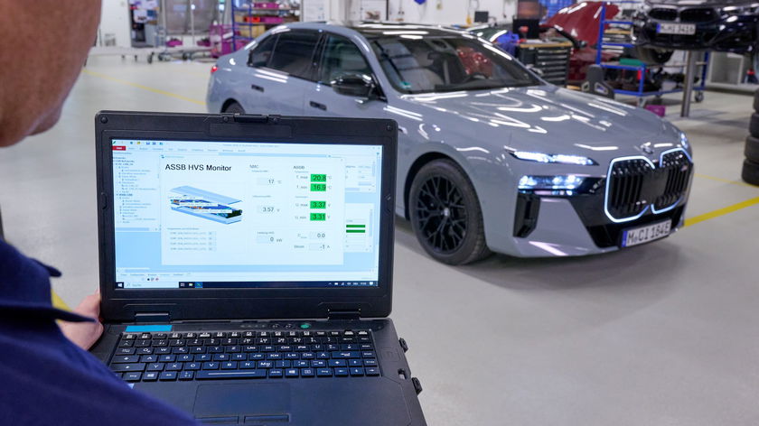 P90598620_highRes_bmw-i7-with-all-soli