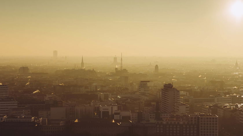 le-paysage-urbain-contre-le-ciel-au-coucher-du-soleil