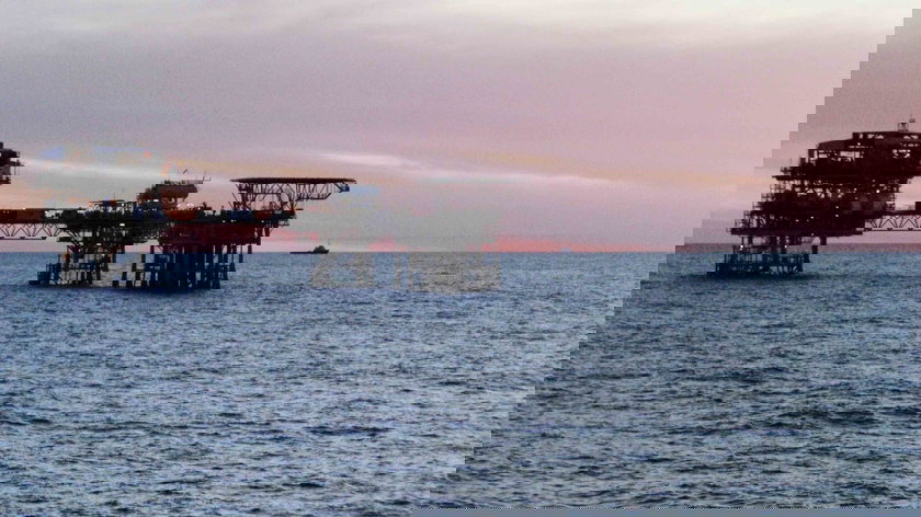 silhouette-construite-dans-la-mer-contre-le-ciel