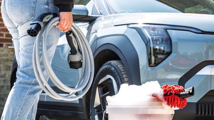 Étude : un conducteur sur cinq a peur d’une électrocution en lavant une voiture électrique