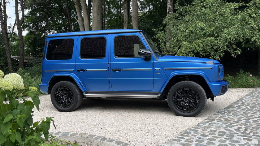 Mercedes-G580-zijkant-gocar