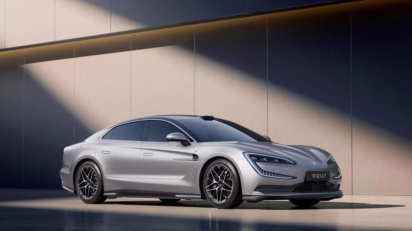 BYD-Yangwang-U7-right-front