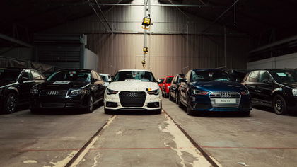 Collectie nieuwe auto’s ontdekt in een loods in Brussel