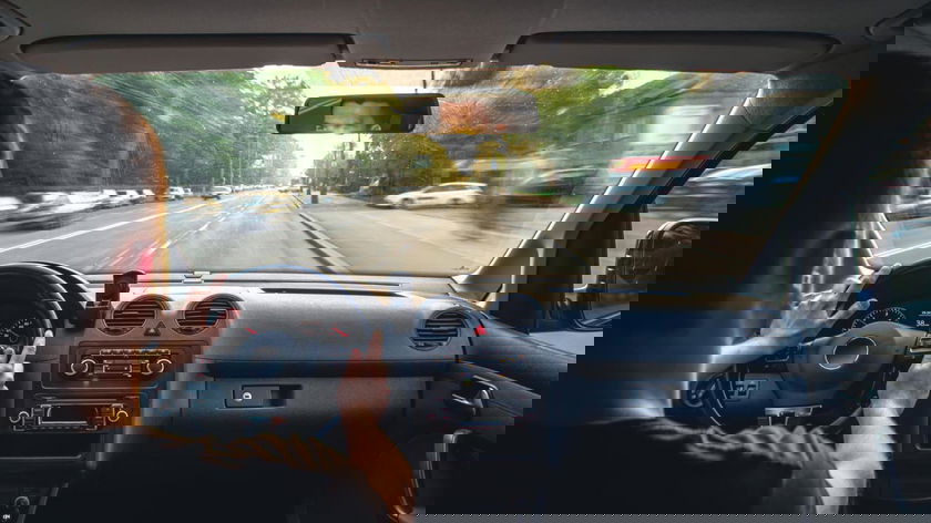 Enquête : les automobilistes roulent-ils vraiment 18 minutes les yeux fermés sur un trajet de 6 heures ?