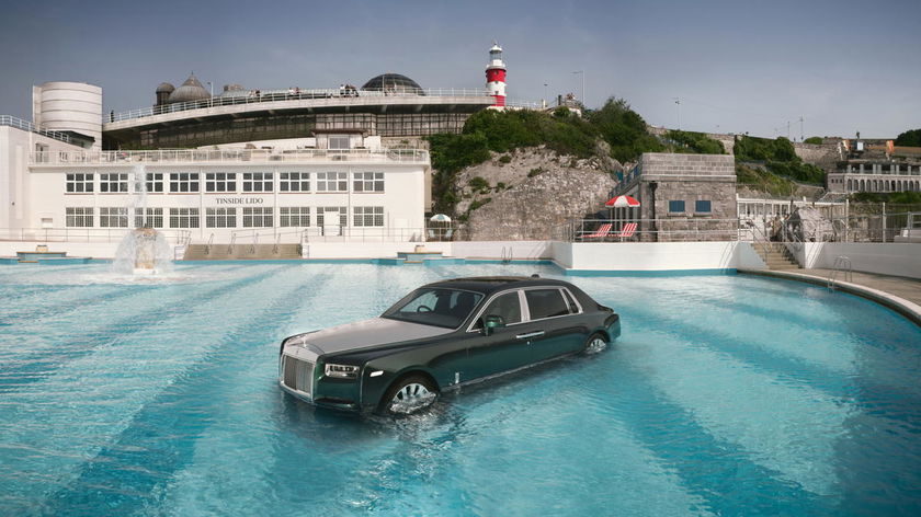 Rolls-Royce viert iconische Phantom… met een plons in het zwembad