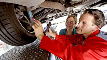 In Nederland doet de garagist al 40 jaar zelf de autokeuring