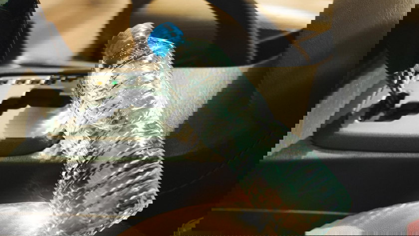 Pourquoi boire une bouteille d'eau restée dans la voiture est dangereux