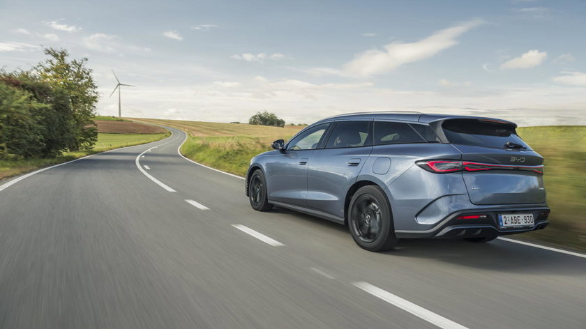 2025_BYD_SEAL6_Action_002