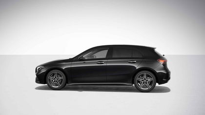 Mercedes Classe A 180 Hatchback AMG Line | Panoramisch Dak | Head-Up Display | 360° Parkeerpakket | Multibeam | Memory Zetels | Smartphone Integratie | Verwarmde Zetels | Widescreen |