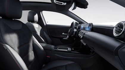 Mercedes A Klasse 180 Berline AMG Line | Panoramisch Dak | Head-Up Display | 360° Parkeerpakket | Memory Zetels | Smartphone Integratie | Nightpack | Verwarmde Zetels | Widescreen |