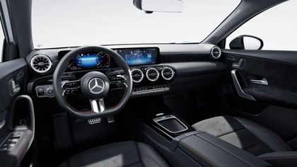 Mercedes A Klasse 180 Berline AMG Line | Panoramisch Dak | Head-Up Display | 360° Parkeerpakket | Memory Zetels | Smartphone Integratie | Nightpack | Verwarmde Zetels | Widescreen |