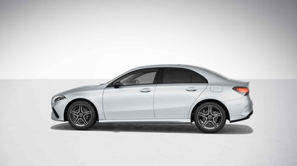 Mercedes A-Class 180 Berline AMG Line | Panoramisch Dak | Head-Up Display | 360° Parkeerpakket | Memory Zetels | Nightpack | Verwarmde Zetels | Widescreen | Smartphone Integratie |