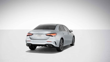 Mercedes A-Class 180 Berline AMG Line | Panoramisch Dak | Head-Up Display | 360° Parkeerpakket | Memory Zetels | Nightpack | Verwarmde Zetels | Widescreen | Smartphone Integratie |