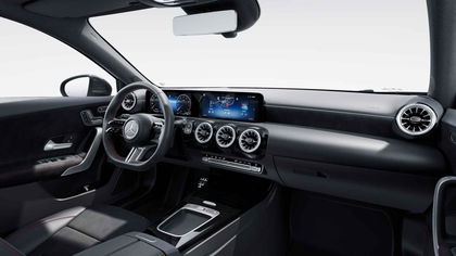 Mercedes A-Class 180 Berline AMG Line | Panoramisch Dak | Head-Up Display | 360° Parkeerpakket | Memory Zetels | Nightpack | Verwarmde Zetels | Widescreen | Smartphone Integratie |