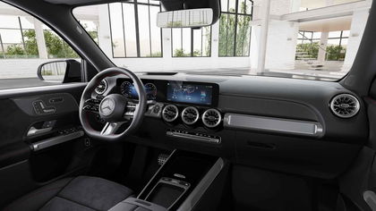 Mercedes GLB 180 AMG Line | 7 ZITTER | Panoramisch Dak | Head-Up Display | 360° Parkeerpakket | MEmory Zetels | Nightpack | Smartphone Integratie | Verwarmde Zetels | Widescreen |
