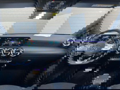 Mercedes A-Class 250 e Hatchback AMG Line | Panoramisch Dak | Head-Up Display | 360° Parkeerpakket | Memory Zetels | Verwarmde Zetels | Widescreen | Smartphone Integratie |