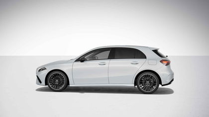 Mercedes A Klasse 180 D Hatchback AMG Line | Panoramisch Dak | Head-Up Display | Memory Zetels | Widescreen | Verwarmde Zetels |
