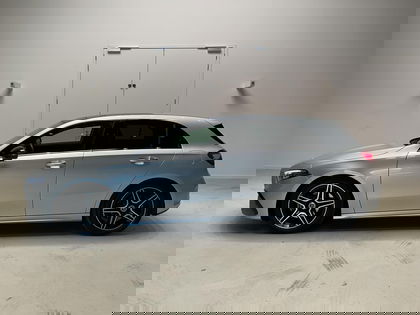 Mercedes A-Class 180 Hatchback AMG Line | Panoramisch Dak | Head-up Display | 360° Parkeerpakket | Memory Zetels | Smartphone integratie | verwarmde zetels | Widescreen |
