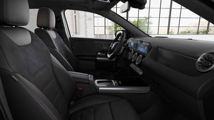 Mercedes GLA 180 D AMG Line | Panoramisch Dak | Head-Up Display | 360° Parkeerpakket | Memory Zetels | Smartphone Integratie | Widescreen | Verwarmde Zetels |