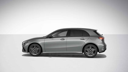 Mercedes A Klasse 180 Hatchback AMG Line | Panoramisch Dak | Head-Up Display | 360° Parkeerpakket | Memory Zetels | Smartphone Integratie | Verwarmde Zetels | Widescreen |