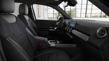 Mercedes GLB 250 4MATIC AMG Line | 7 Zitter | Trekhaak | Smartphone Integratie | Multibeam | Dodehoekassistent | Widescreen |