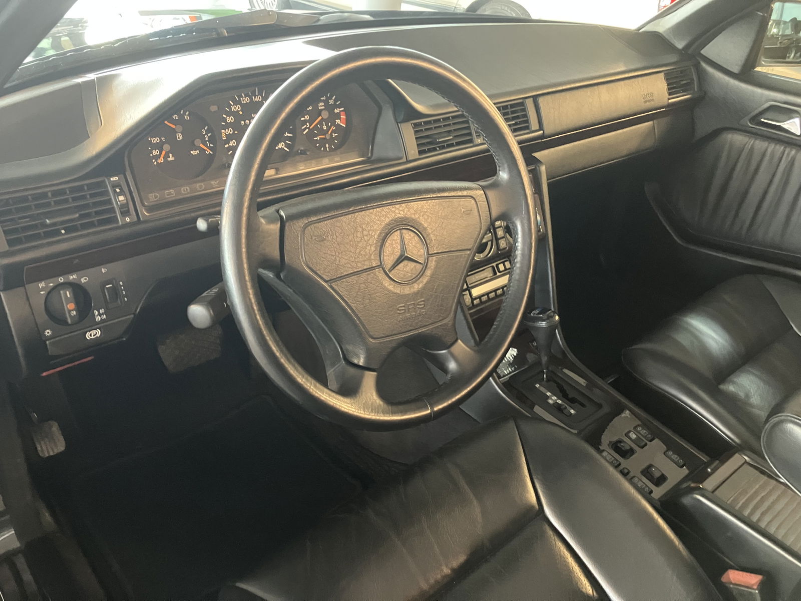 Mercedes_220_12