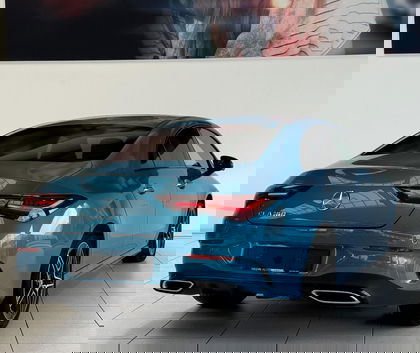 Mercedes CLA 180 Coupé AMG Line | Panoramisch Dak | Head-Up Display | 360° Parkeerpakket | Multibeam | Memory Zetels | Verwarmde Zetels | Smartphone Integratie | Widescreen |